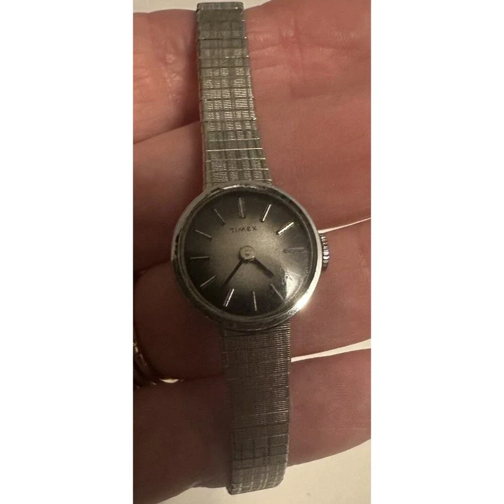 Vintage Timex Women’s Wrist Watch Silver Tone